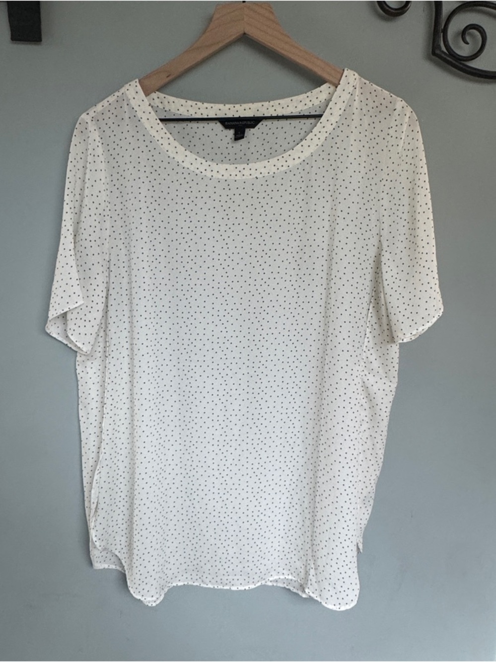 Banana Republic Lightweight White Polka Dot Short Sleeve Top
